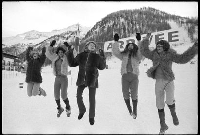 1971 Claude François et ses Clodettes, Alpes d'Huez, le 12 décembre 1971. Photo de...