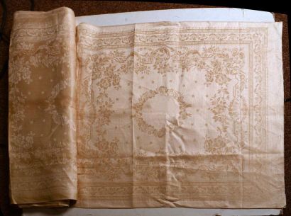 null Nappe et douze serviettes non ouvrées en damas de lin écru, vers 1900, couronne...
