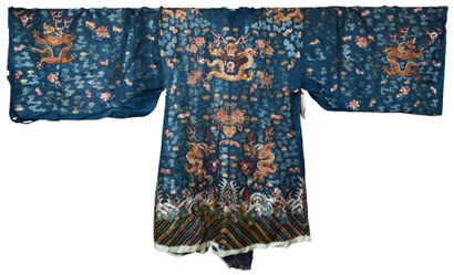 null Robe dragon, Chine, fin du XIXe siècle, taffetas de soie bleu brodé soie polychrome...