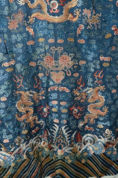 null Robe dragon, Chine, fin du XIXe siècle, taffetas de soie bleu brodé soie polychrome...