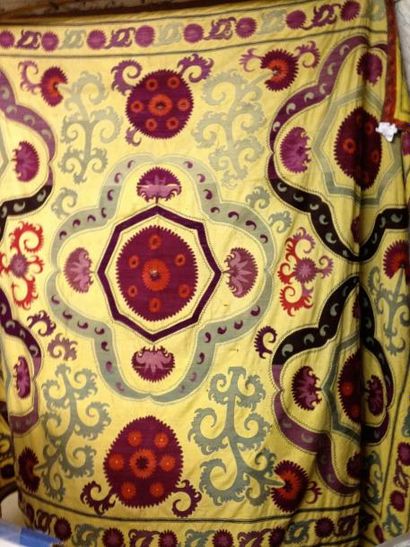 null Broderie suzanni, Asie centrale, toile de coton jaune, décor brodé à dominante...