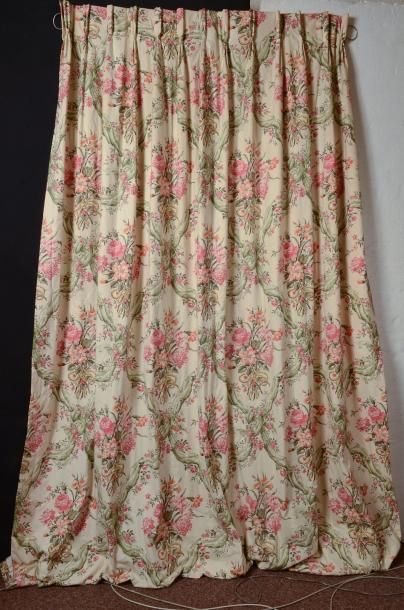 null Deux paires de rideaux de style Louis XVI en toile imprimée, Le Manach, bouquets...