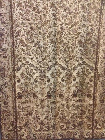 null Paire de rideaux, vers 1880, façonné à disposition lin, coton et filé or; décor...