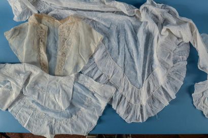 null Trois éléments du costume féminin, vers 1900, - Cache- coeur brodé au plumetis...