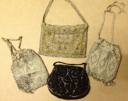 null Quatre réticules perlés, vers 1920- 1930, 3 en perles d'acier et dorées à décors...
