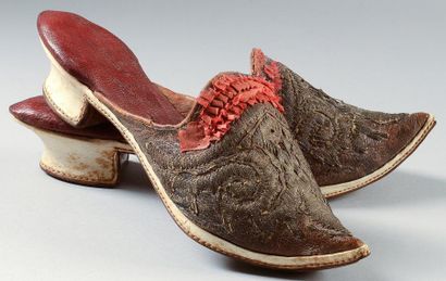 null Rare paire de chaussures, second tiers du XVIIIe siècle,mules en cuir rouge...
