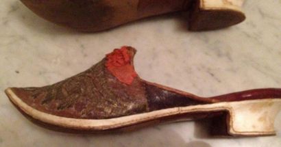 null Rare paire de chaussures, second tiers du XVIIIe siècle,mules en cuir rouge...