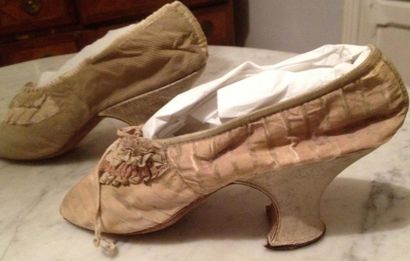 null Deux chaussures, époque Louis XVI, l'une dans un petit façonné de soie vert...