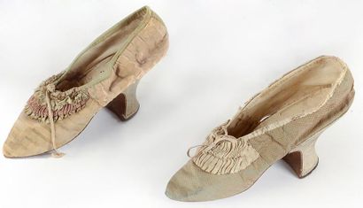 null Deux chaussures, époque Louis XVI, l'une dans un petit façonné de soie vert...
