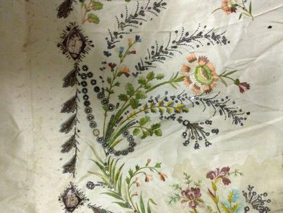 null Documents d'une robe démontée, vers 1790, en gros de Tours de soie crème brodé...