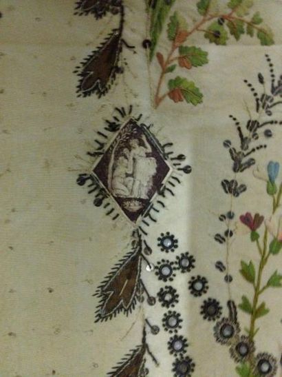 null Documents d'une robe démontée, vers 1790, en gros de Tours de soie crème brodé...