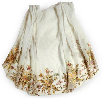 null Bas de robe en mousseline des Indes brodée, vers 1790-1800, décor en soie floche...
