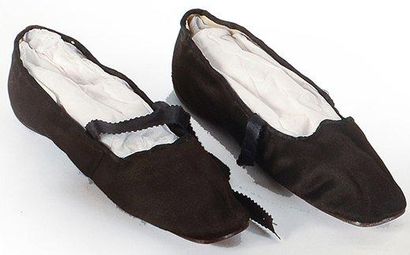 null Paire de chaussures, vers 1830, en satin de soie noir à semelles plates de cuir...