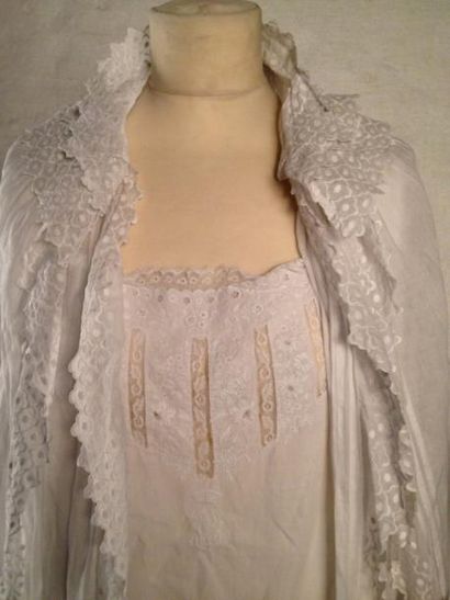 null Déshabillé et chemise de nuit brodés de dame de qualité, vers 1870-1880, en...