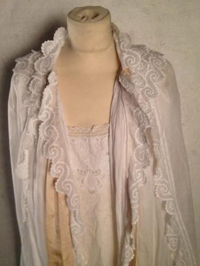 null Déshabillé et chemise de nuit brodés, vers 1870-1880, en linon crème brodé,...