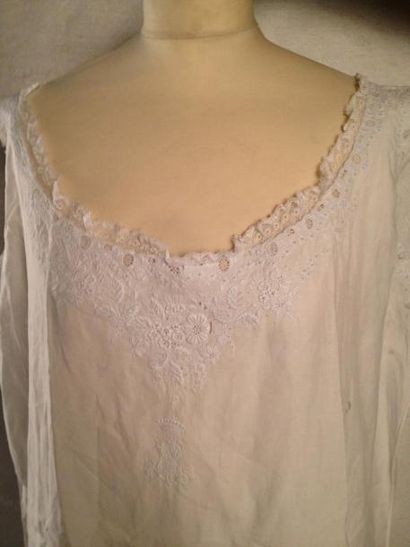 null Réunion de linge de dame de qualité, vers 1870-1880, en linon crème, chemise...