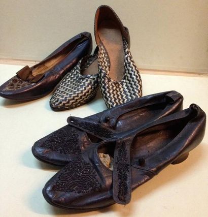 null Trois paires de chaussures, vers 1915-1930, 2 paires d'escarpins dont une à...