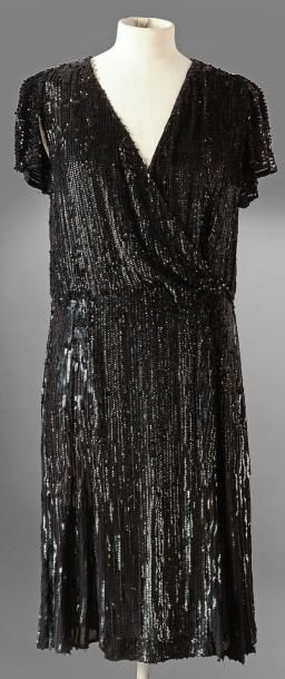 null Robe du soir, vers 1930, en mousseline de soie noire entièrement brodée de raies...