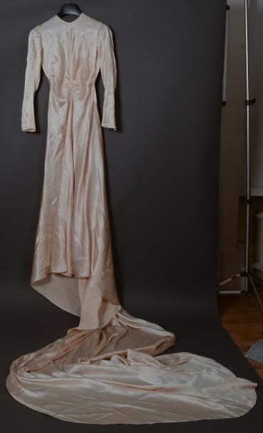 null Robe de mariée, vers 1935, en satin de soie blanc, haut ajusté à manches longues...