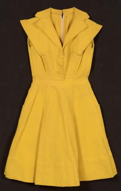 null Robe griffée Madeleine Vramant, vers 1950, cretonne jaune moutarde, décolleté...