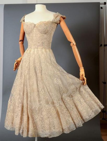 null Robe du soir, Chanel, haute couture n° 2025, vers 1955, en dentelle de Calais...