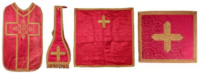 null Ornement liturgique complet, début du XXe siècle, damas rouge à dessin de fleurons...