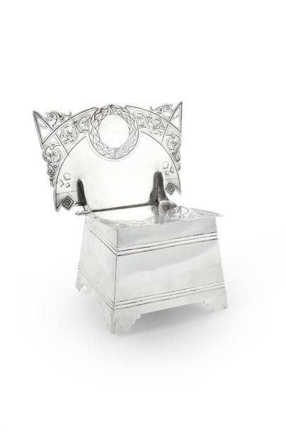 null Grande boîte à sel en argent. En forme de chaise, à décor ciselé d'arabesques,...
