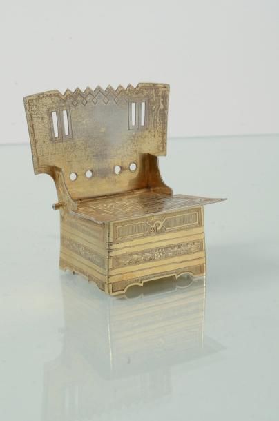 null Petite boîte à sel en vermeil. Par OVTCHINIKOFF, Moscou, 1867. En forme de chaise,...