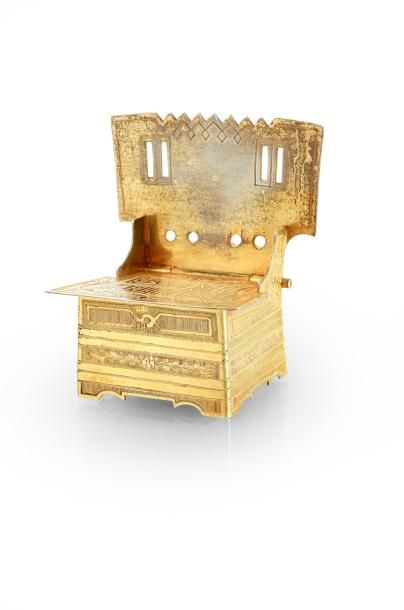 null Petite boîte à sel en vermeil. Par OVTCHINIKOFF, Moscou, 1867. En forme de chaise,...