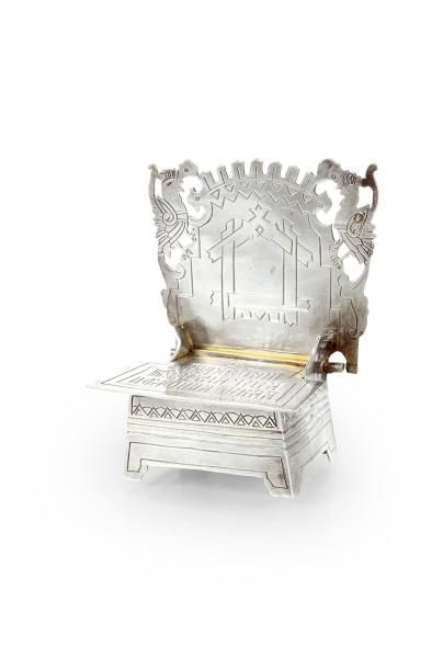 null Petite boîte à sel en argent. Par OVTCHINIKOFF, Moscou, 1867. En forme de chaise,...