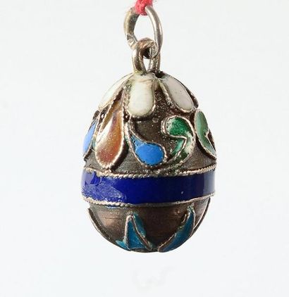 null Petit oeuf pendentif en argent. A décor d'émaux polychromes cloisonnés. Poinçon...