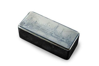 null Tabatière en argent niellé. De forme rectangulaire, légèrement arrondie sur...