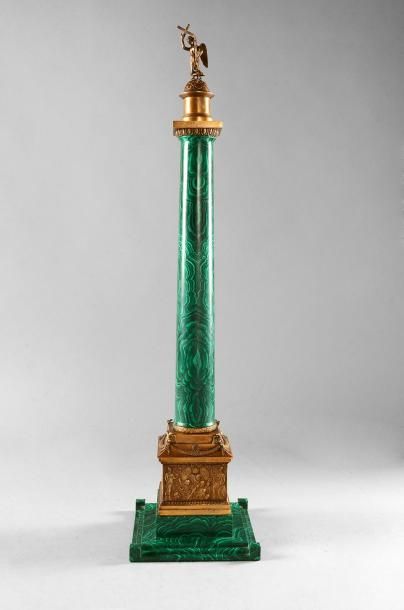 null «Colonne d'Alexandre» en malachite et bronze doré. Reprenant la célèbre colonne...