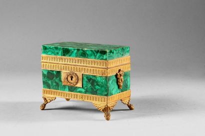 null Coffret rectangulaire en malachite. Monture en bronze doré ciselé de frises...