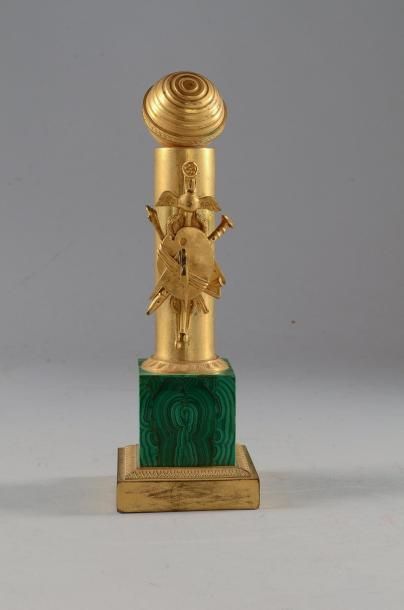 null Encrier en bronze doré. Reposant sur un socle carré en malachite, en forme d'ours...