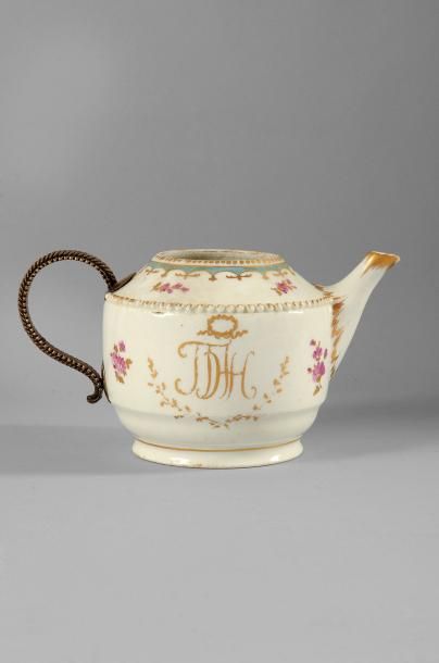 null Théière en porcelaine. Manufacture impériale, Saint-Pétersbourg, vers 1780....