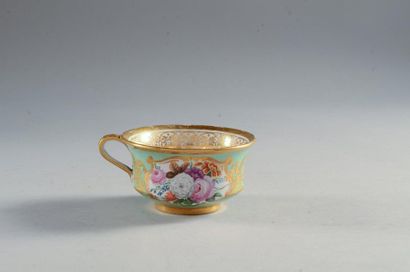 null Tasse à thé en porcelaine, Manufacture impériale, Saint-Pétersbourg, vers 1830-1840....
