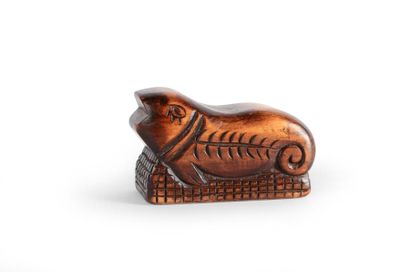 null Boîte à allumettes en bois sculpté. En forme d'animal marin stylisé sur un socle...