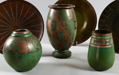 CHRISTOFLE Ensemble de trois vases, Un vase boule en dinanderie à décors géométriques...