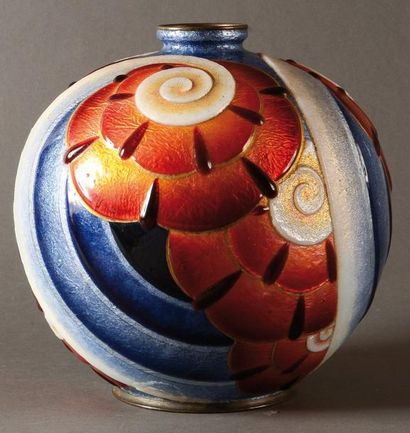 Alexandre MARTY (1876-1943) Vase boule aux camélias. Rare vase boule à petit col...