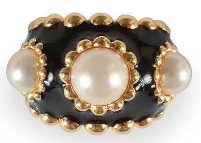 CHANEL Une bague jonc en or, perles et émail noir, bordée d'un motif en perles d'or....
