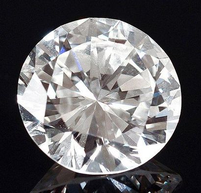 null Diamant sur papier pesant 3,05 cts. Le diamant accompagné d'un certificat HRD...