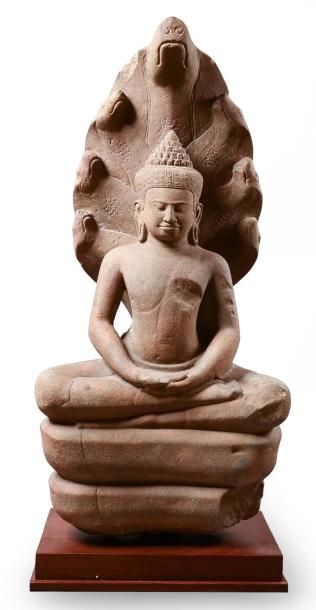 null Importante représentation du Buddha assis en méditation reposant sur le triple...