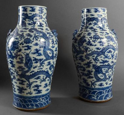 CHINE Paire de vases à décor en bleu sous couverte de dragons poursuivant la perle...