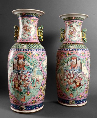 CHINE Paire de vases à décor polychrome des émaux de la famille rose de scènes de...