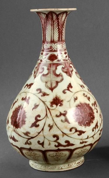 CHINE Vase balustre à décor de rinceaux fleuris en rouge sous couverte. H.: 32,5...
