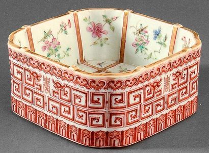 CHINE Corbeille carré en porcelaine à décor polychrome. XIXe siècle H.: 6 cm - L.:...