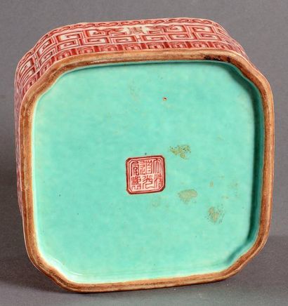 CHINE Corbeille carré en porcelaine à décor polychrome. XIXe siècle H.: 6 cm - L.:...