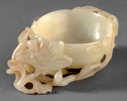 CHINE Coupe en jadeite blanche sculpté à décor de lotus. (un petit manque) XIXe siècle....