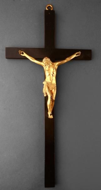 null Christ en croix en bronze doré, ciselé et doré. Usures et manque vu le trou...